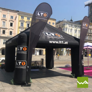 Beachflags und Aufblasbares Werbezelt LT1 auf einem Stadtplatz in Oberösterreich