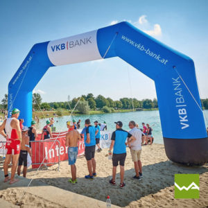 Aufblasbarer Werbebogen und Werbeträger der VKB Bank bei einem Triathlon Event