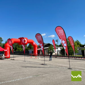 Beachflags Drop und Aufblasbarer Werbebogen 10m - Bezirksrundschau