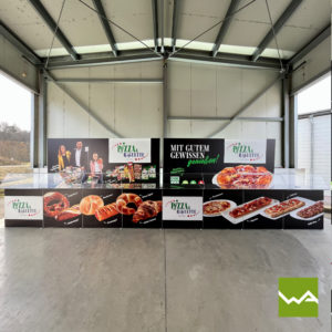 Messestand mit BIG LEDUP Leuchtdisplay und Counter ONE - Pizza Baguette