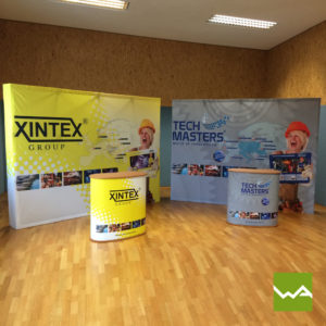 Messestand von Techmasters und Xintex bestehend aus zwei Textil Faltdisplays und zwei Lamellen Counter Medium