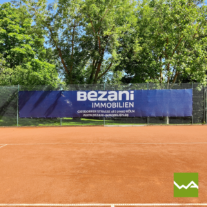 Tennisblenden für Bezani Immonilien auf einem Tennisplatz