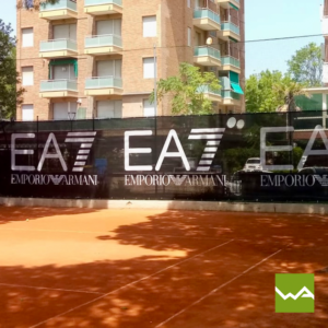 Tennisblenden für EA7 auf einem Tennisplatz