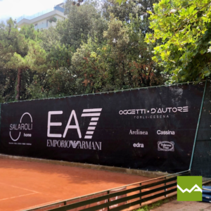 Tennisblenden für EA7 auf einem Tennisplatz