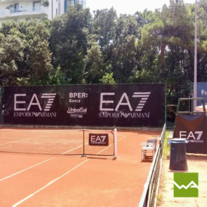 Tennisblenden für EA7 auf einem Tennisplatz