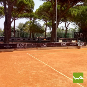 Tennisblenden für EA7 auf einem Tennisplatz