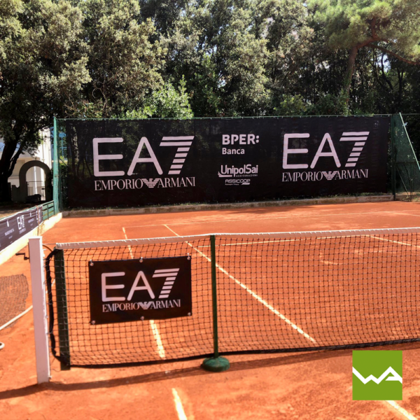 Tennisblenden für EA7 auf einem Tennisplatz