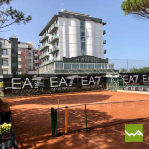 Tennisblenden für EA7 auf einem Tennisplatz