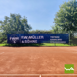 Tennisblenden für F W Mueller auf einem Zaun