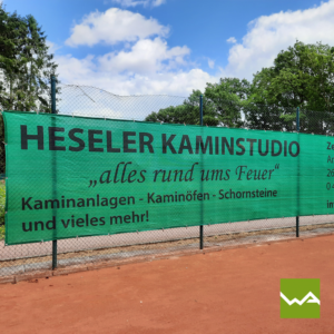 Tennisblenden für Heseler Kaminstudio auf einem Zaun