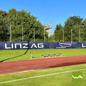 Tennisblenden für Linz AG auf einem Zaun