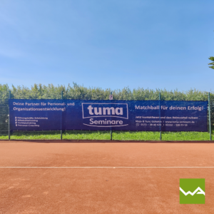 Tennisblenden für Tuma auf einem Zaun