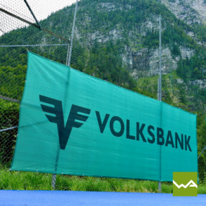 Tennisblenden für die Volksbank auf einem Zaun