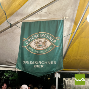 Klassische Werbefahnen der Brauerei Grieskirchen in einem Festzelt